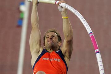 Rens Blom jumping to the 2005 world pole vault title in Helsinki (Getty Images)