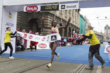 Gladys Cherono breaks the course record at the Prague Half Marathon (Organisers)