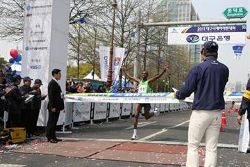 Yusuf Songoka takes the victory at the Daegu International Marathon (Organisers)
