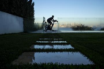 Australian 400m runner Steven Solomon trains at home (Getty Images)