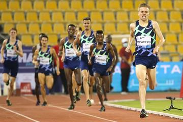 Stewart McSweyn on his way to winning the 1500m at the Wanda Diamond League meeting in Doha (AFP / Getty Images)