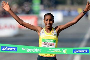 Boru Feyse Tadese runs a course record of 2:21:05 to win the 2013 Paris Marathon (Jiro Mochizuki)
