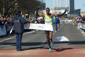 Jacob Kendagor Kipleting wins the 2013 Berlin Half Marathon (SCC-Running/Camera4)