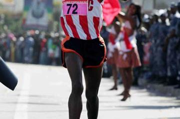 Wude Ayalew leads the pack in Addis Ababa (Jiro Mochizuki)