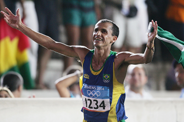 Vanderlei de Lima runs home for bronze in Athens (Getty Images)