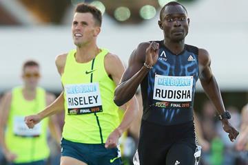 David Rudisha holds off Jeff Riseley to win the 800m in Melbourne (Getty Images)