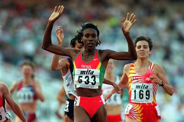 Portugal's Carla Sacramento winning the 1997 IAAF World Championships 1500m title (Getty Images)