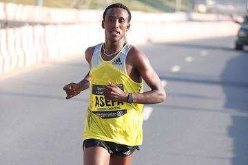 Tsegaye Asefa Mekonnen en route to victory at the Dubai Marathon (Organisers / Giancarlo Colombo)