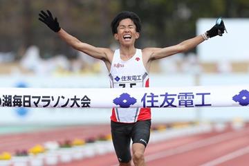 Kengo Suzuki breaks the Japanese marathon record at the Lake Biwa Marathon (Rikujyokyogisya)