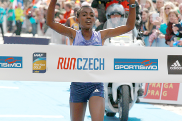 Worknesh Degefa wins the 2015 Prague Half Marathon (Victah Sailer / organisers)