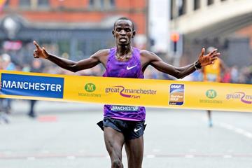 Stephen Sambu wins the 2015 Great Manchester Run (Mark Shearman)