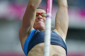 Stacy Dragila of the USA qualifies for the pole vault final (Getty Images)