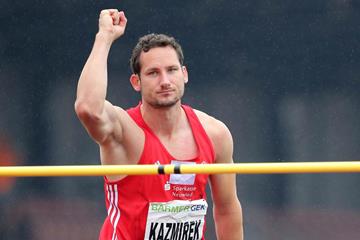 A rainy day's work - Kai Kazmirek in Ratingen (Gladys Chai von der Laage)