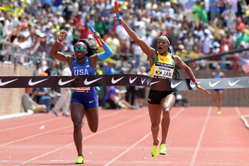 Elaine Thompson anchors Jamaica to victory in the 4x100m at the Penn Relays (Kirby Lee)