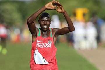 Geoffrey Kamworor winning a second successive senior men's title at the IAAF World Cross Country Championships Kampala 2017 (Roger Sedres)