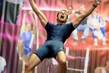 Renaud Lavillenie clears 5.93m at Aulnay Sous Bois (Jiro Mochizuki)