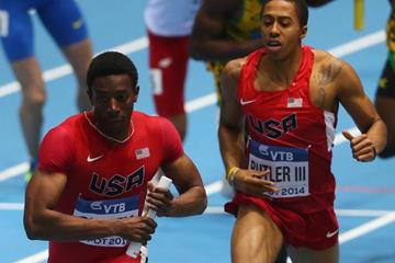 Calvin Smith takes the baton from Kind Butler in the 4x400m at the 2014 IAAF World Indoor Championships in Sopot (Getty Images)