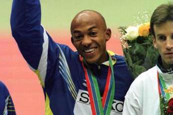 Frank Fredericks receiving Gold Medal (© Allsport)