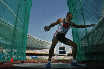 Lars Riedel of Germany in the men's Discus Throw (Getty Images)