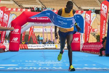 Titus Ekiru winning the Seville Marathon (Juan Jose Ubeda/organisers)