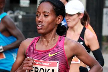 Mulu Seboka on her way to winning the Toronto Waterfront Marathon (Organisers / Victah Sailer)