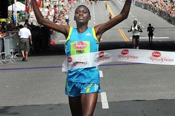 Emily Chebet takes down the course record at the Freihofer's Run for Women 5K in Albany (Steve Jacobs / www.sjpics.com)