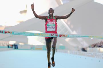 Geoffrey Kamworor takes his third world half marathon title in Valencia (Jean-Pierre Durand)