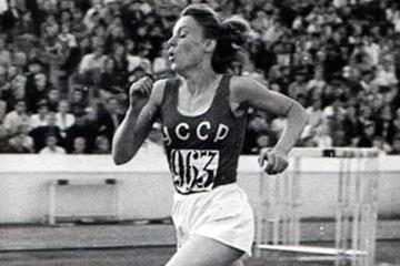 Soviet middle-distance runner Nina Otkalenko on her way to setting an 800m world record ()