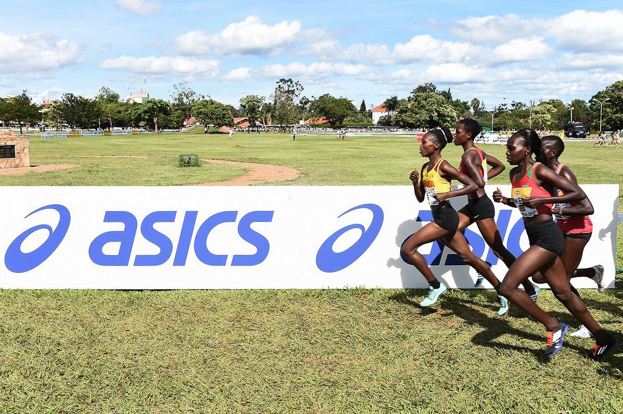 Runners in the U20 women's race at the IAAF World Cross Country Championships Kampala 2017 (Jiro Mochizuki)