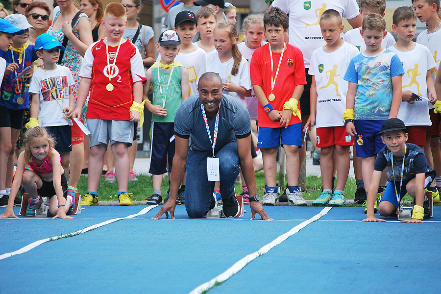 Colin Jackson at the kids athletics event on Mill Island in Bydgoszcz (Grzegorz Kowalski)