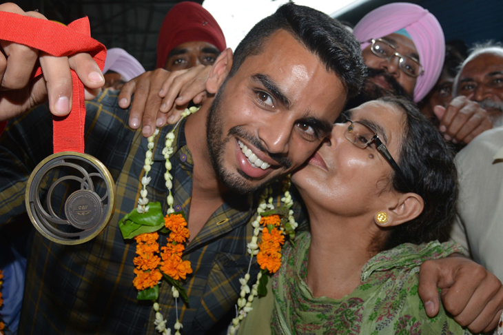 Arpinder Singh celebrates his Commonwealth medal with his mother (AFP / Getty Images)
