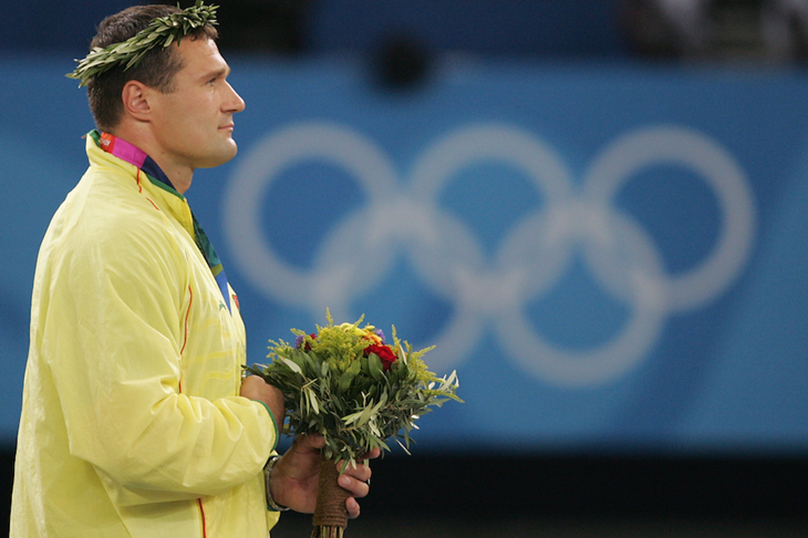 Vrigilijus Alekna on the podium at the 2004 Athens Olympics ()