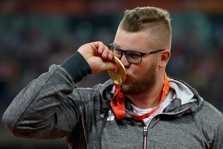 Pawel Fajdek and his gold medal ()