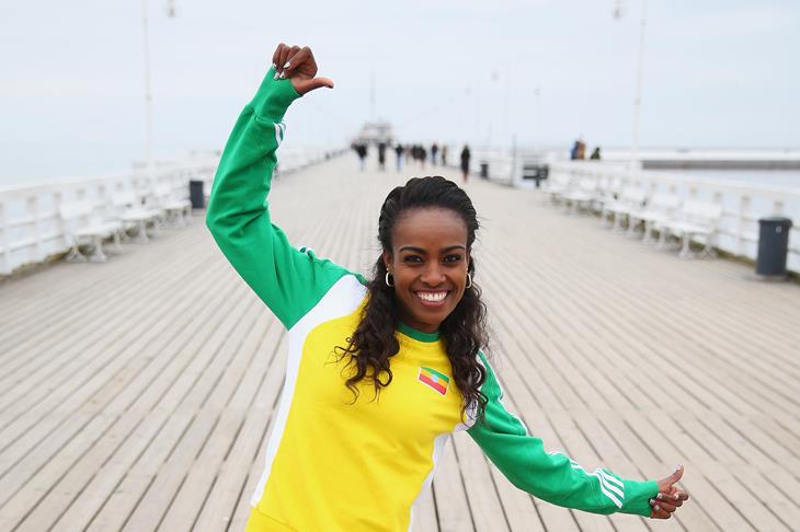 Genzebe Dibaba posing on a pier ahead of Sopot 2014 ()