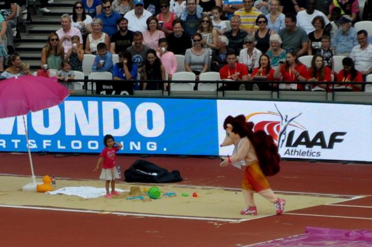 Child plays in the long jump pit with Hero the mascot (Olaf Brockmann)
