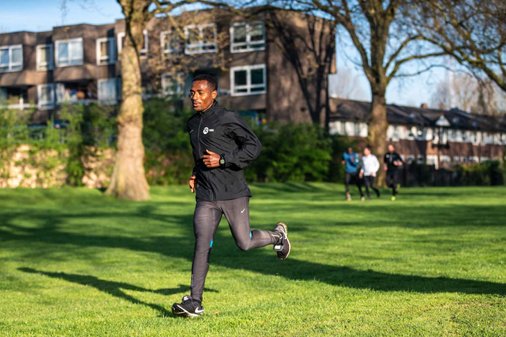 Kenenisa Bekele prepares for the 2018 London Marathon (Dan Vernon / NN Running Team)
