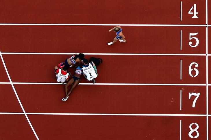 Kristi Castlin, Sally Pearson and medical staff help Jasmin Stowers after fall (Getty Images)