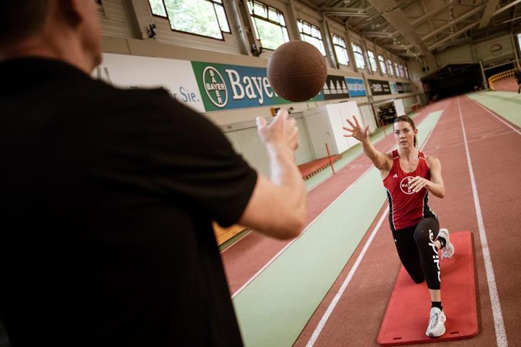 Katharina Bauer trains after her surgery (picture alliance)